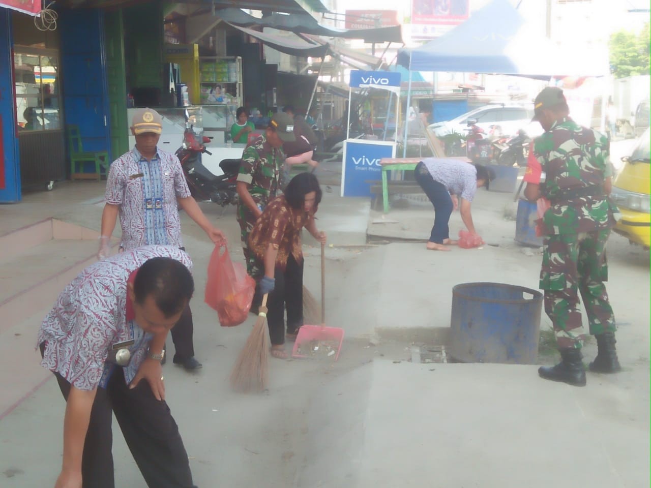 Camat Laguboti Pintor Pangaribuan SH, Adakan Gotong Royong Kamis Bersih Bersama Satuan Koramil Laguboti
