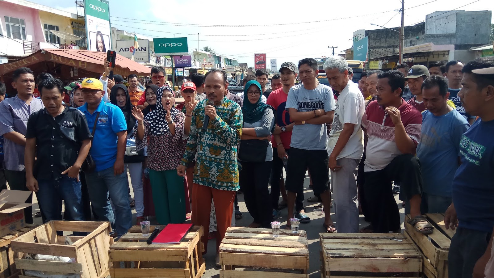 Ratusan Pedagang Simpang Pematang Blokir Jalan