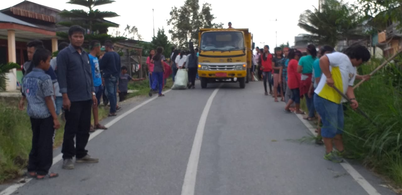 Peduli Lingkungan, OMK Se Paroki St Yoseph Parsoburan Adakan Gotong-Royong