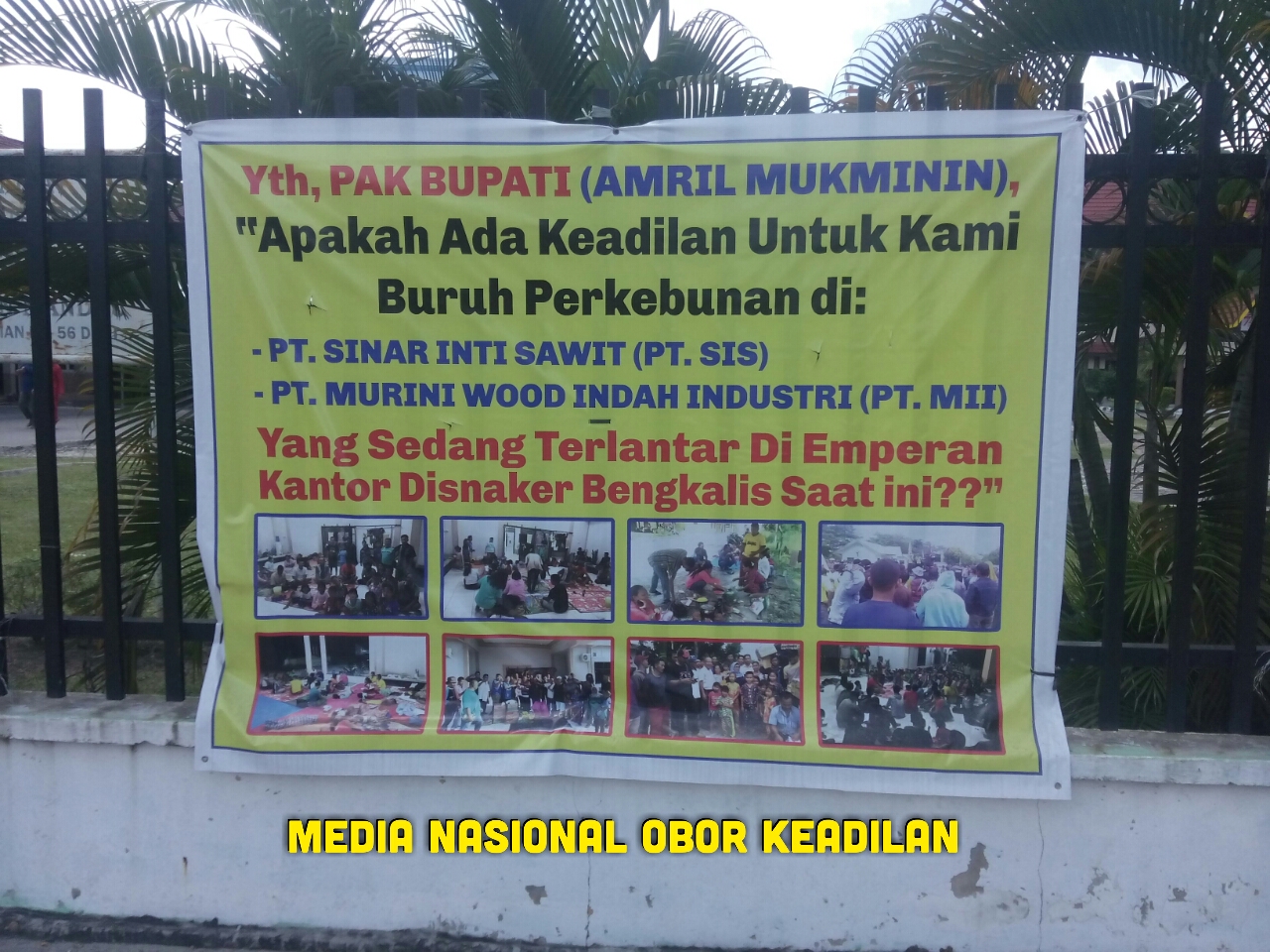 Buruh PT SIS Dan PT MII Tanyakan Kelanjutan Nasib Mereka Kepada Bupati Bengkalis Dengan Pasang Banner Di Pagar Kantor Camat Mandau.