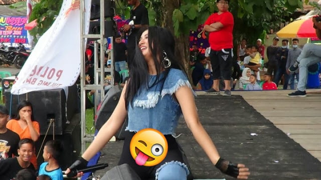 WARNING !! HUT BHAYANGKARA KE -72 POCIL DISUGUHI PENAMPILAN SEKSI DAN EROTIS CAMELIA PUTRI