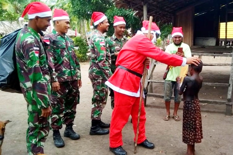 Santa Claus Satgas Yonif MR 411 Kostrad Bagikan Hadiah Natal di Pedalaman Merauke 