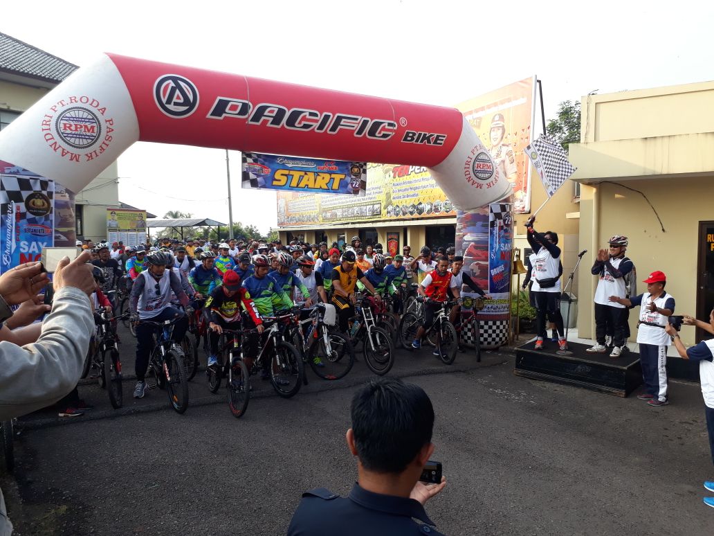 Ratusan Komunitas Sepeda Ikuti Funbike dalam Rangka HUT Bhayangkara ke 72 Th 2018 di Mapolres Cianjur. 