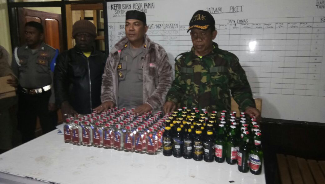 Ratusan Botol Miras Tanpa Ijin Berhasil Diamankan Dalam Razia Gabungan TNI- Polri Di Kabupaten Paniai