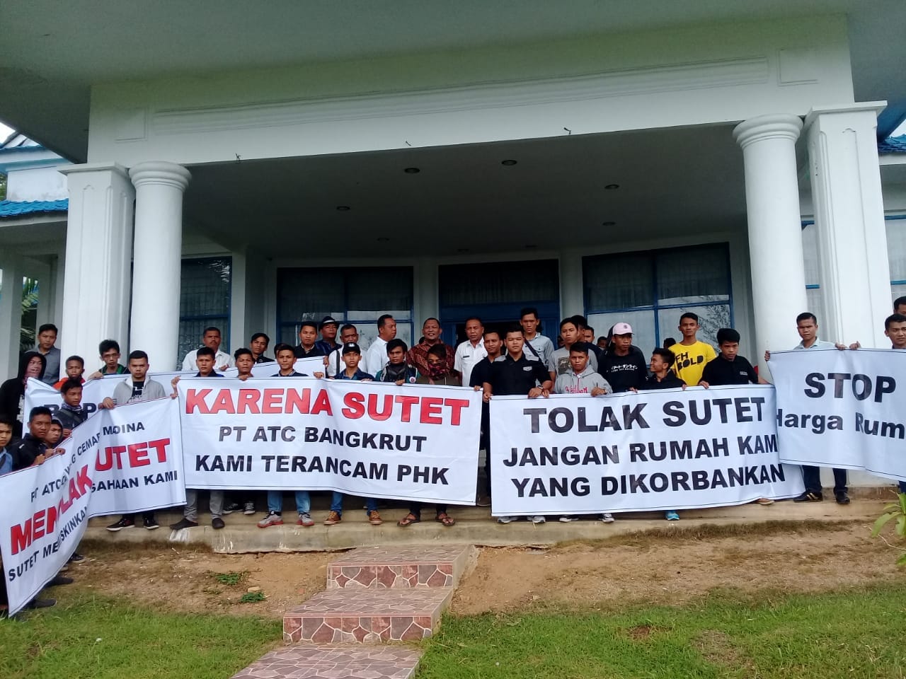 MASYRAKAT MENOLAK KERAS PROYEK SUTET DI PERUMAHAN CEMARA MADINA  