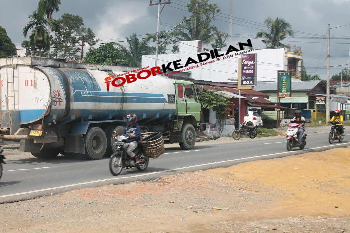 Truck Tanky angkutan Cruide Palm Oil (CPO) Surya Kencana ( SK ) Kangkangi Aturan, Jalan Sungai Beringin P.Baru-Riau Hancur Lebur 