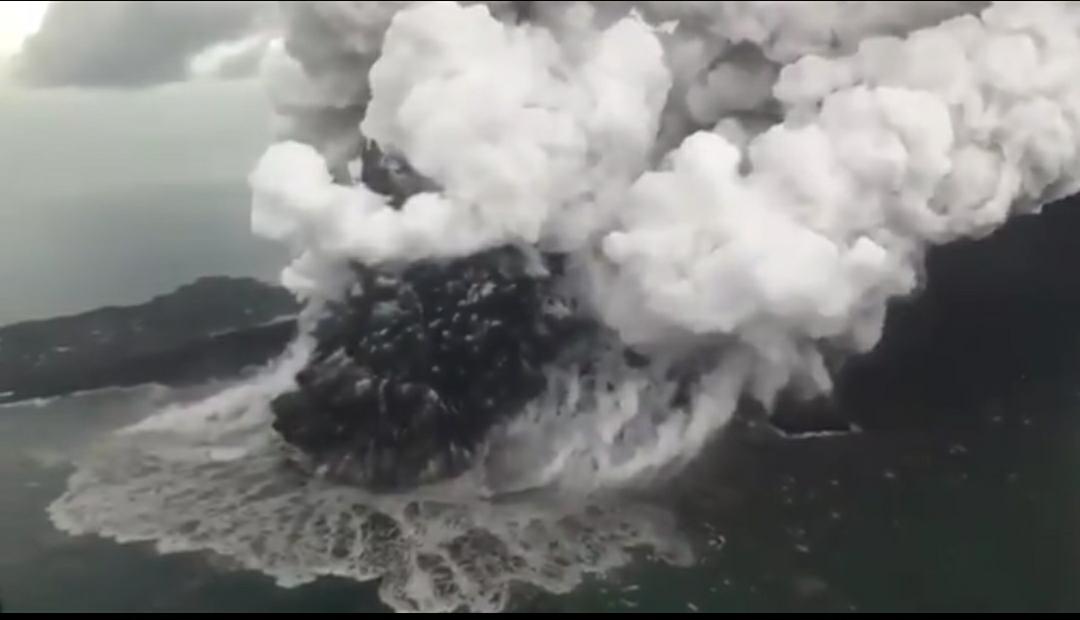 STATUS GUNUNG ANAK KRAKATAU DINAIKKAN SIAGA (LEVEL III), RADIUS BERBAHAYA DIPERLUAS MENJADI 5 KM