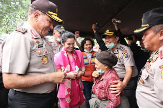 Kapolda Sumatera Utara dan Ketua Bhayangkari Daerah Sumut serahkan bantuan Kapolri dan Kapolda Sumut kepada pengungsi Sinabung
