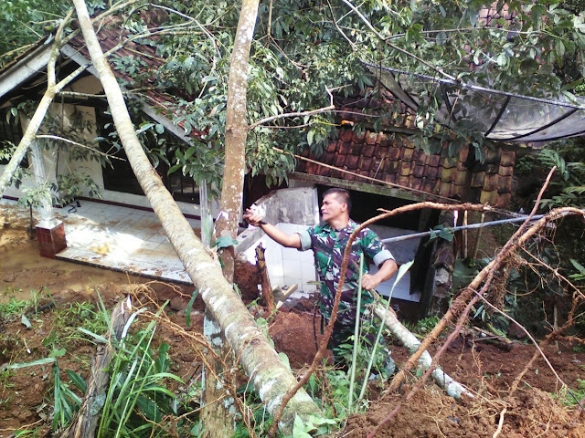 DI GUYUR HUJAN SEHARIAN, SATU RUMAH TERTIMBUN LONGSOR