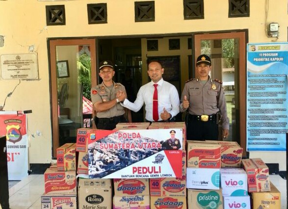 Mewakili Kapoldasu, AKBP Herzoni Saragih Berikan Bantuan Korban Bencana Alam di  Lombok NTB