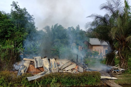 Akibat Selang Kompor Gas Terlepas, Sebuah Rumah di Paluh Manis Langkat Terbakar