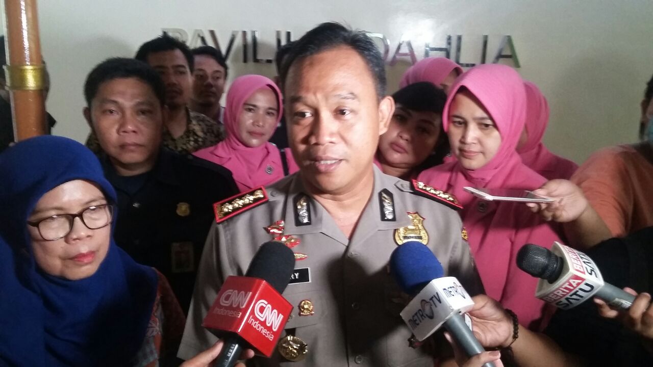 KAPOLRES METRO IRINGI PROSESI PEMAKAMAN KORBAN  KEBAKARAN GUDANG DI KOSAMBI TANGERANG