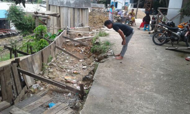  WARGA JALAN KENANGA KARANG JAWA KELUHKAN DAMPAK AKIBAT PEMBUATAN PROYEK SIRING PDAM