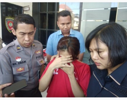 Astaga,,, Layani Tamu Threesome Via Twitter Gadis Cantik Ini Diamankan