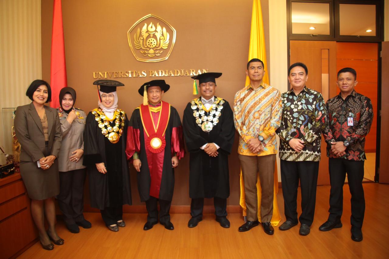 Kapolri Menjadi Dewan Penguji Dalam Sidang Terbuka Promosi Doktor Ilmu Komunikasi Bapak Boy Rafli Amar 