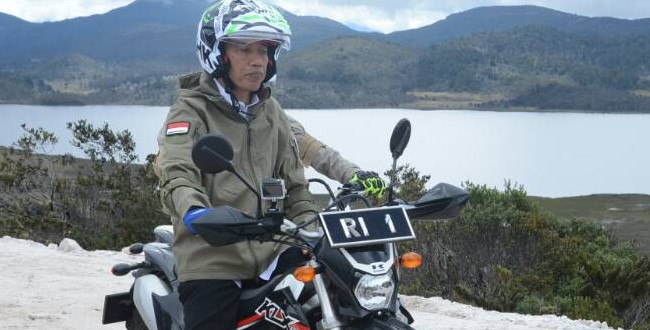 Tinjau Jalan Trans Papua, Jokowi Geber Motor Trail