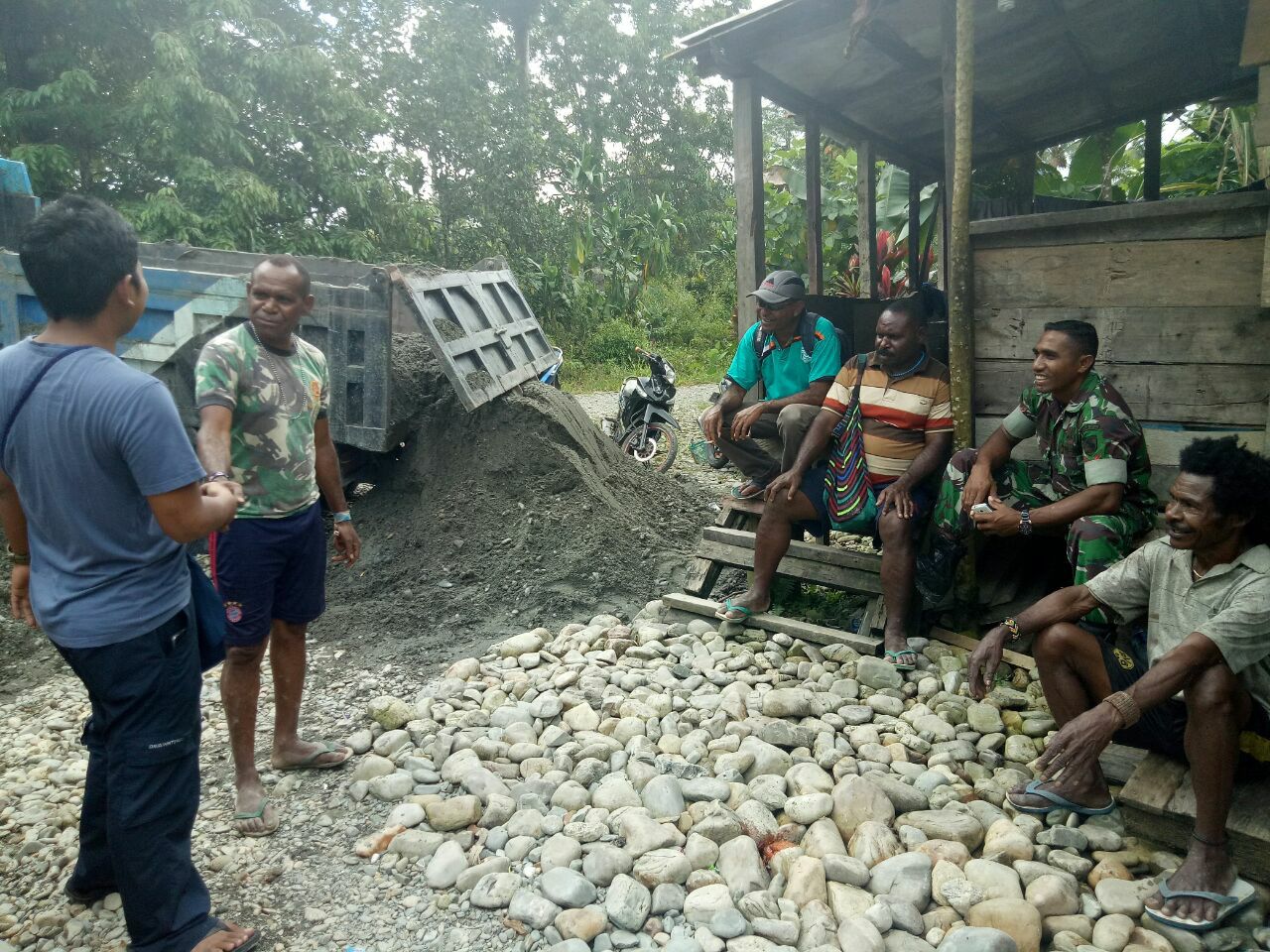 Babinsa Timika Salurkan Bantuan Material Untuk Pembangunan MCK 