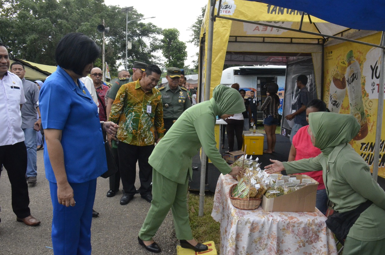 Bakti Sosial HUT ke 73 Persit KCK dan HUT ke 21 BUMN di Kupang 