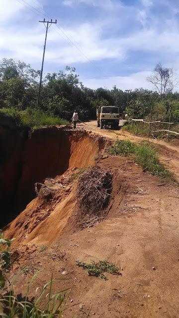 JALAN LINTAS DESA SANDEAN PALUTA NYARIS PUTUS AKIBAT LONGSOR