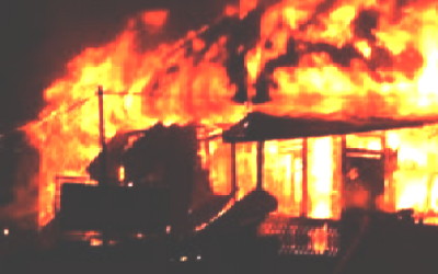 Dua Rumah, 1 Mobil dan 1 Motor Hangus  Kawasan TNTN Pelalawan Bergolak, Ribuan Massa Bakar Pos Pungli