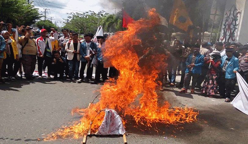 MAHASISWA KALTENG KECEWA BAKAR KERANDA MAYAT TOLAK UU MD3