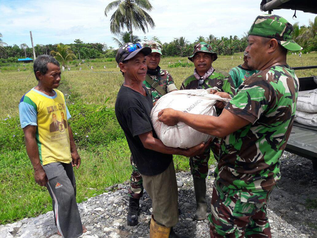 Koramil 1709-03/Warbah Beri Bantuan Pupuk Kepada Petani                