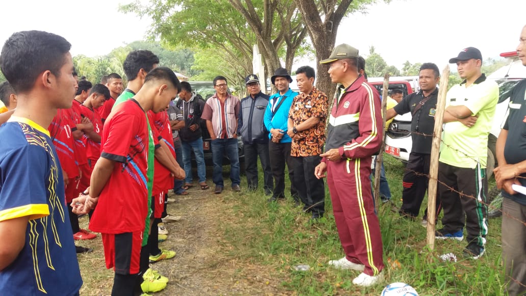 Danramil 15/Habinsaran Dan Camat Nassau Resmikan Sepak Bola Menyambut HUT RI Ke 74