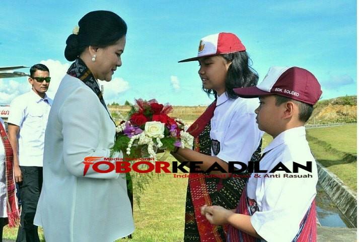 Melody Pardede Siswa SDN 173285 Pariksabungan Beri Bunga Sambut Ibu Negara Iriana Joko Widodo di Bandara Internasional Silangit 