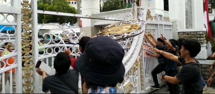 Goyang Pagar Kantor Gubsu Edy Rahmayadi, GMKI Minta Cabut Izin Usaha Perusak Danau Toba