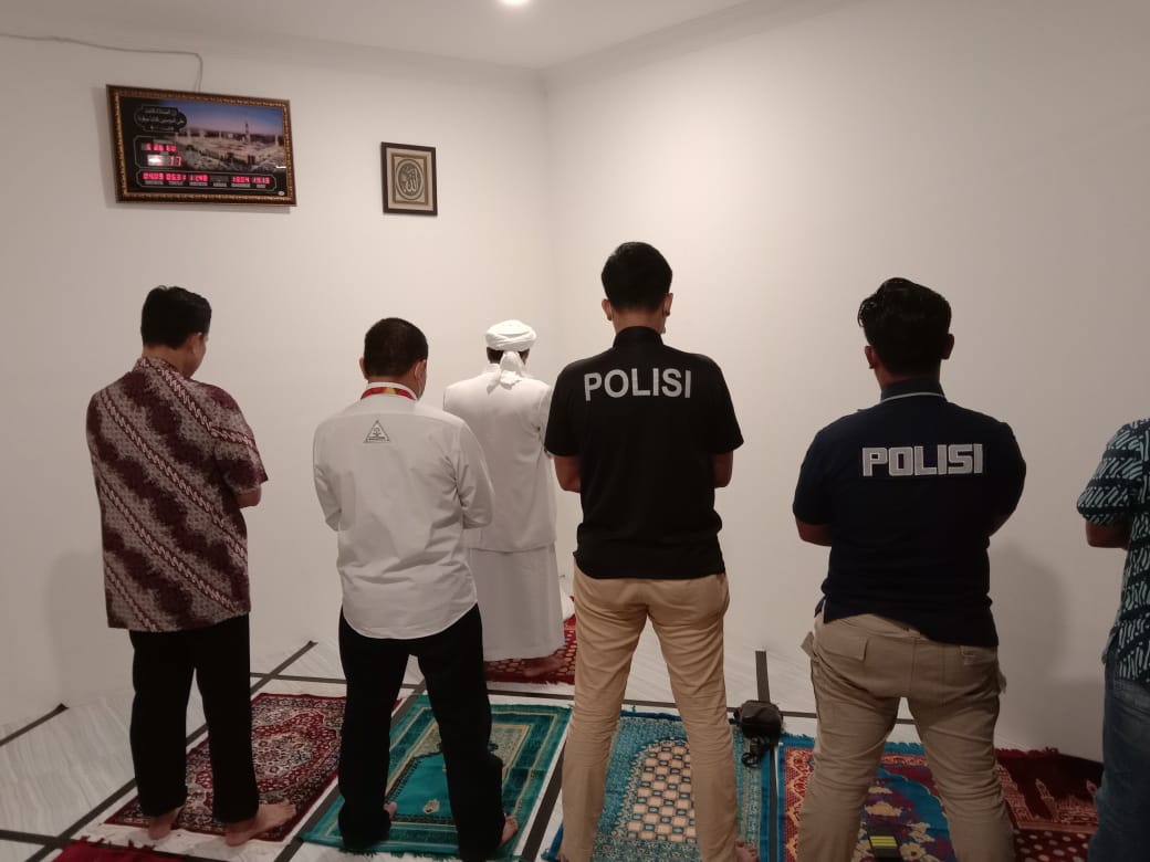 Habib Rizieq Shihab Bersama Polisi Tunaikan Salat Maghrib Berjamaah di Polda Metro Jaya 