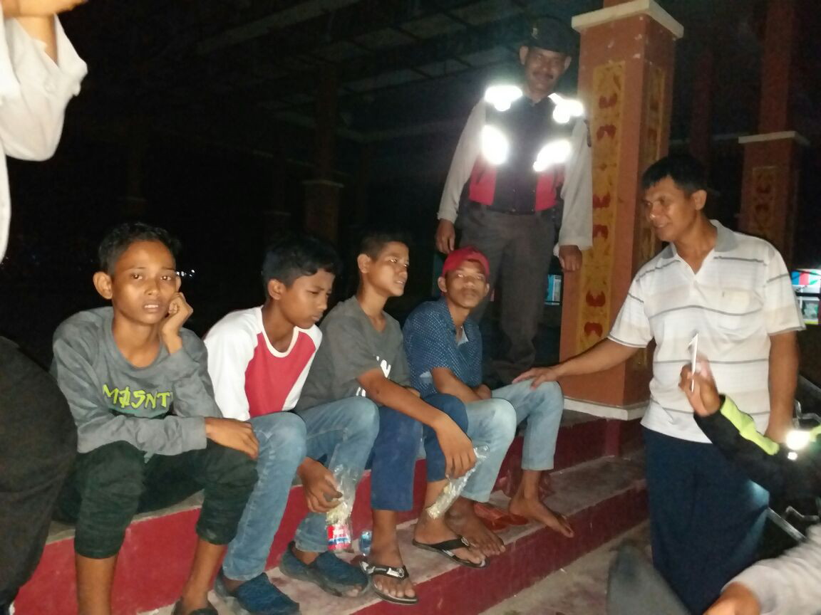 Asik menglem, lima remaja pangkalan kerinci diamankan polisi.