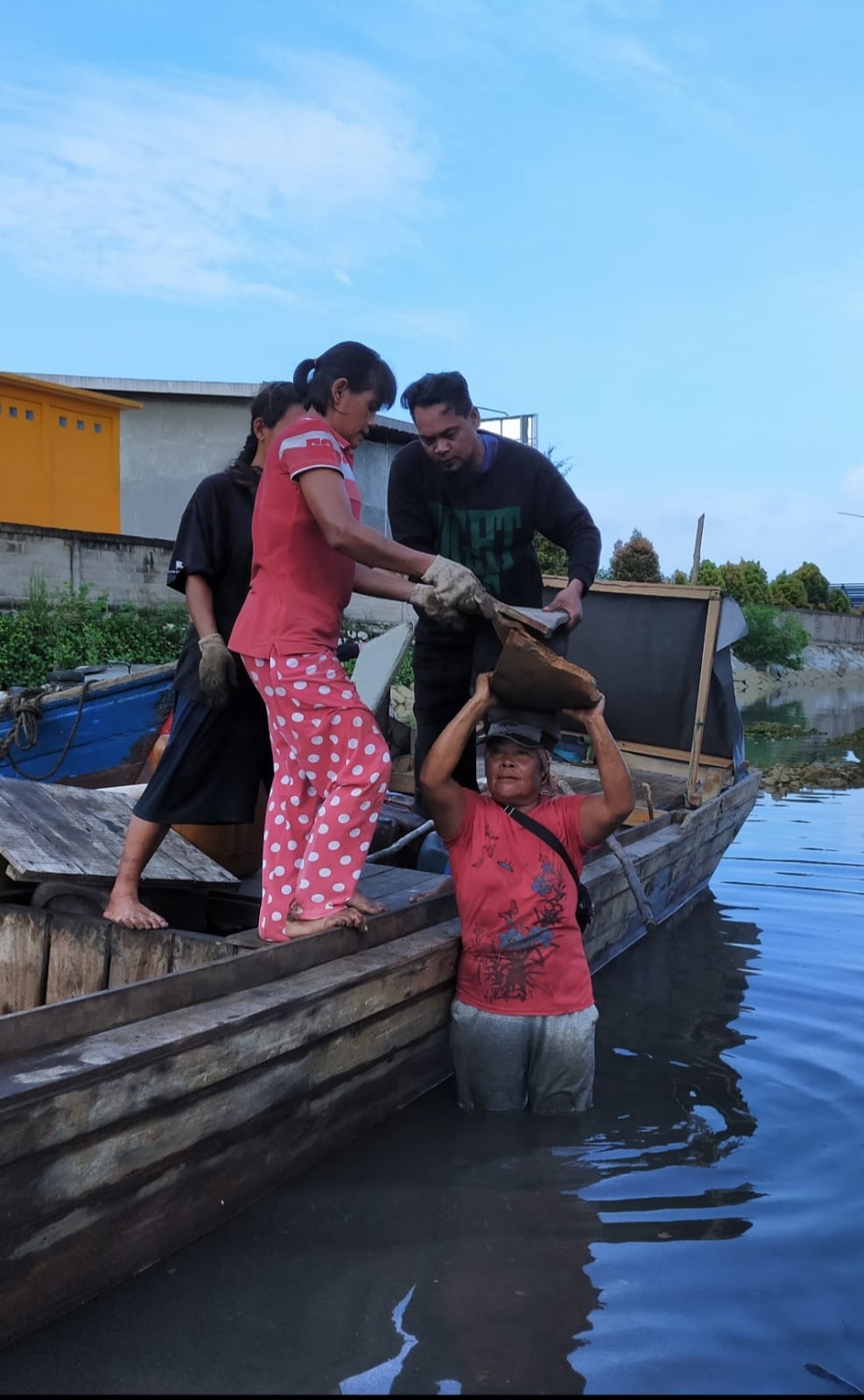 Buruh-Buruh Tangguh Kaum Ibu di Pantai Stress Batam