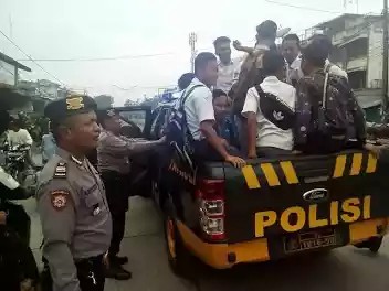 Supir Angkot Mogok Pelajar Kelimpungan, Pemerintah Jangan Tutup Mata