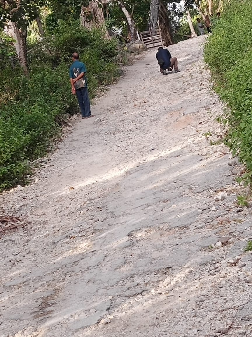 Jalan Kolobolon Bebalain Butuh Perhatian Serius Oleh Pemerintah