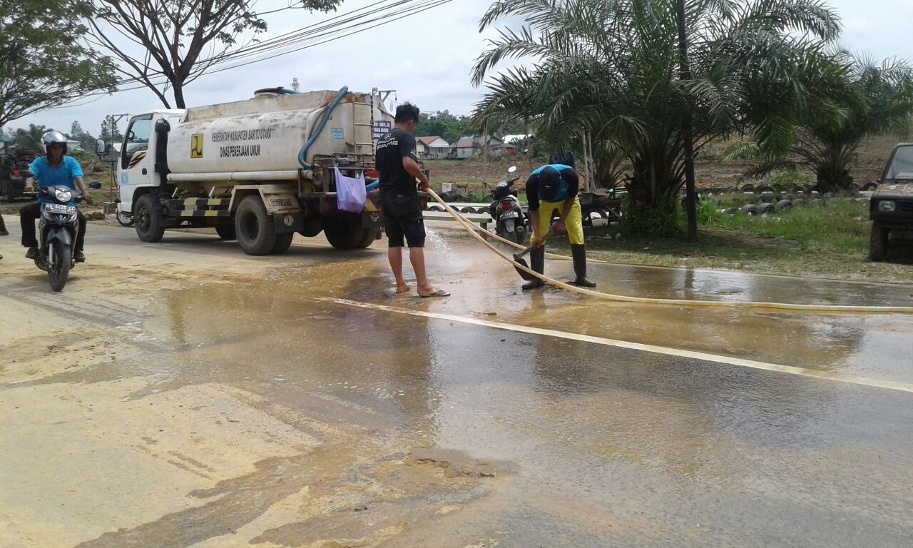DINAS PUPR BIDANG TATA KOTA KABUPATEN BARITO UTARA, SIRAM JALAN YANG BERDEBU DAN LICIN