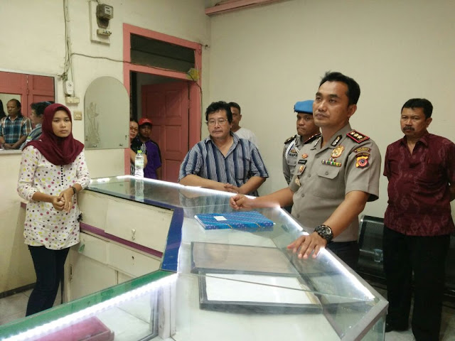 SUARA TEMBAKAN WARNAI AKSI PERAMPOKAN DI TOKO EMAS DELIMA INDRAMAYU JABAR.