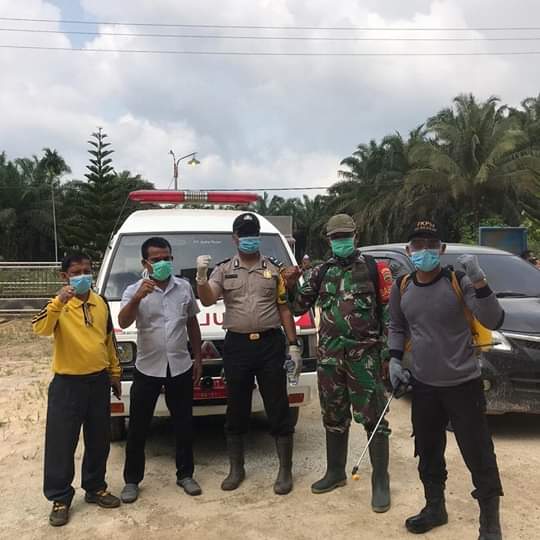 Upaya Memutus Mata Rantai Penyebaran Covid-19 Pemdes Tasik Serai Barat Lakukan Himbauan Dan Penyemprotan Disinfektan