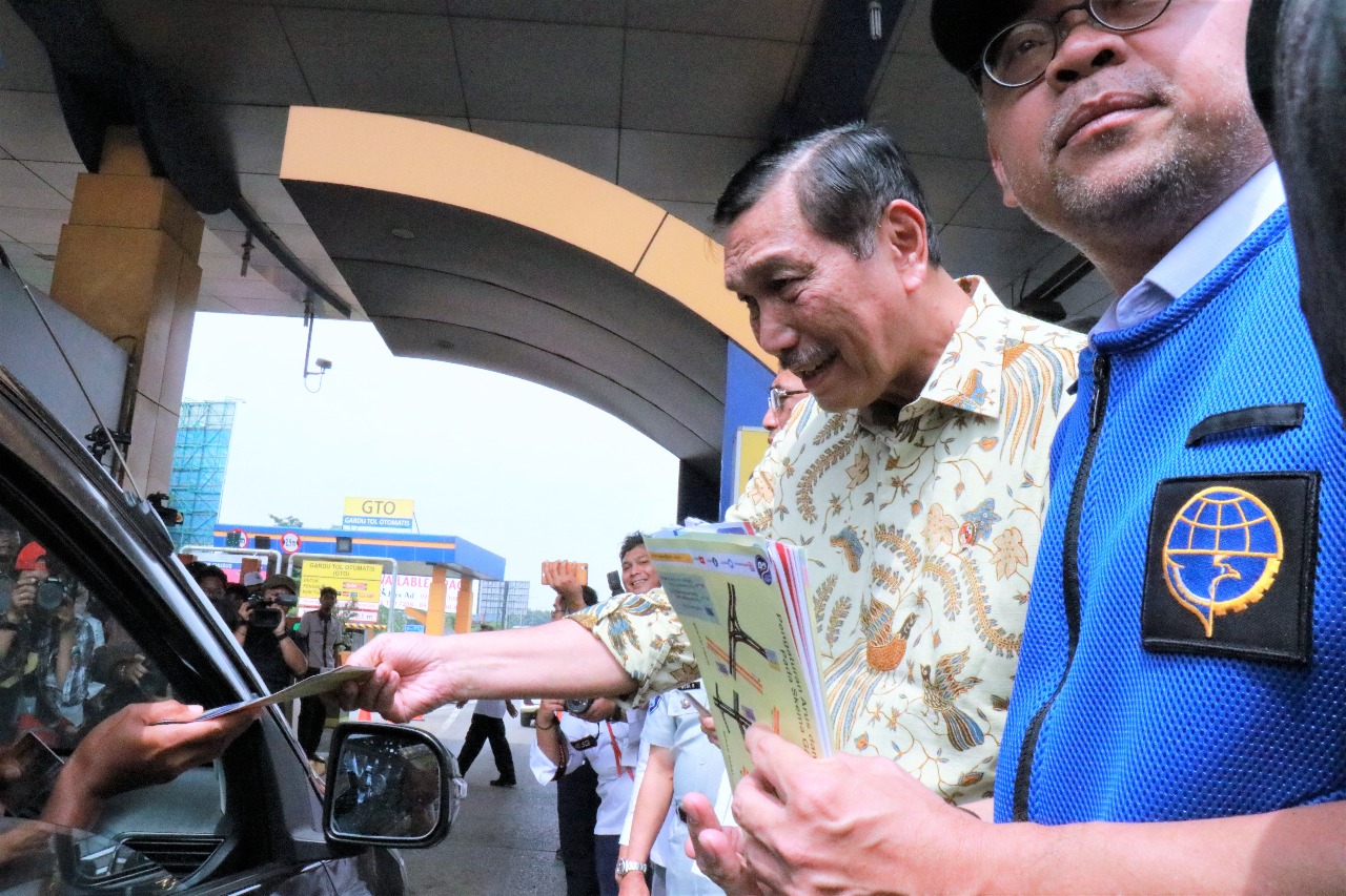 Menko Maritim Ikut Sosialisasikan Pemberlakuan Plat Ganjil-Genap di Pintu Tol Bekasi Barat I 