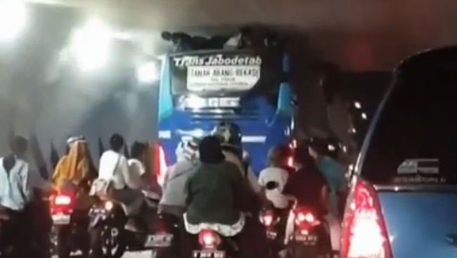 Gerombolan ABG Terjepit Karena Naik di Atas Bus TransJabodetabek