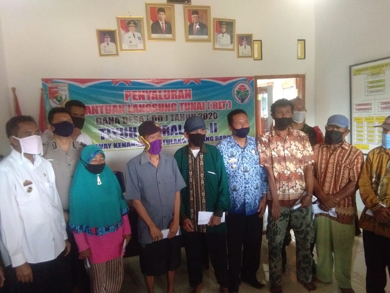 Tiyuh Indraloka II Way Kenanga-Tulang bawang Barat lampung Salurkan BLT DD ke Warga Terdampak
