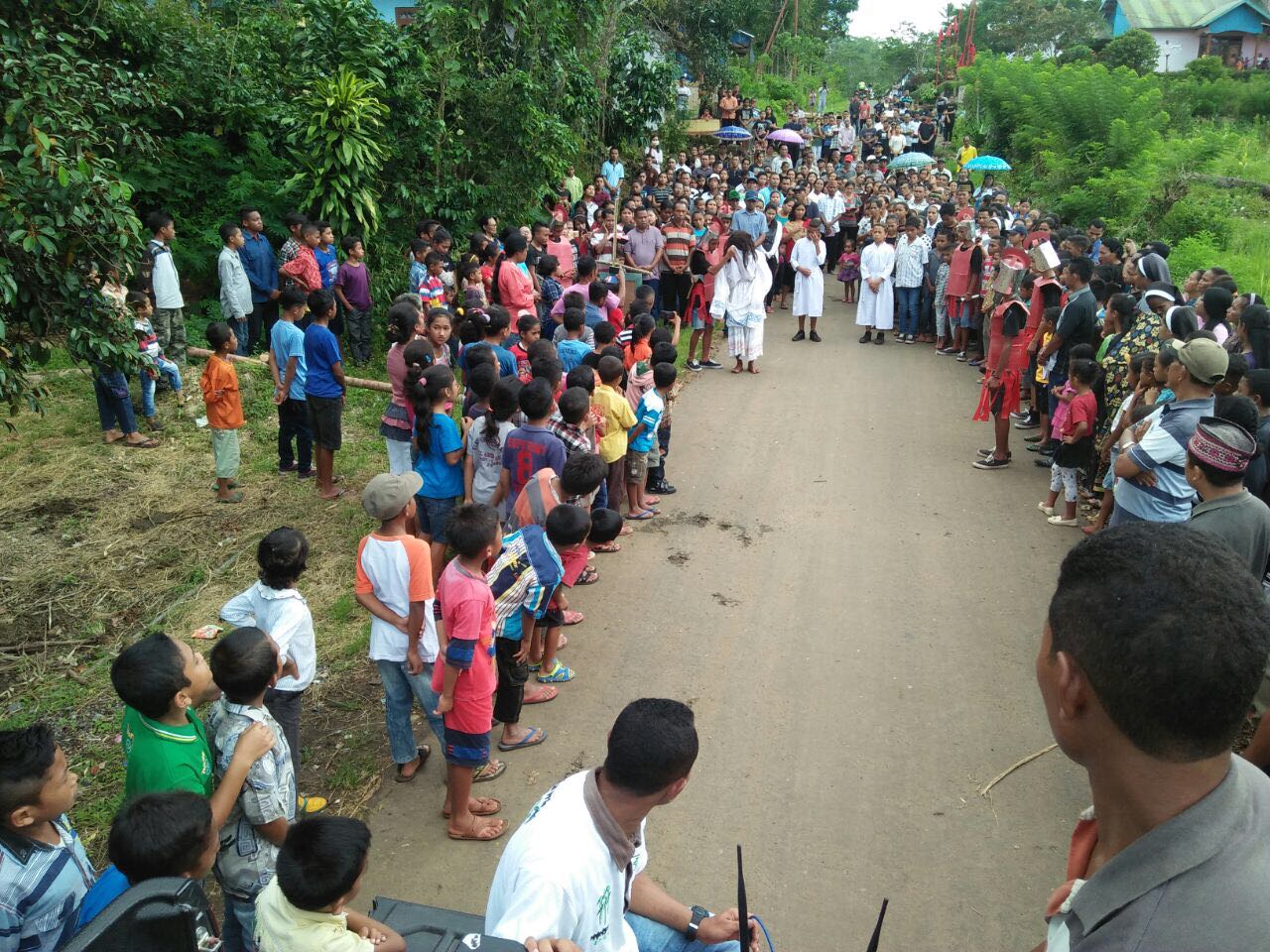 MENONTON “TABLO” JALAN SALIB OMK BENTENG JAWA NTT PARA IBU MENANGIS 