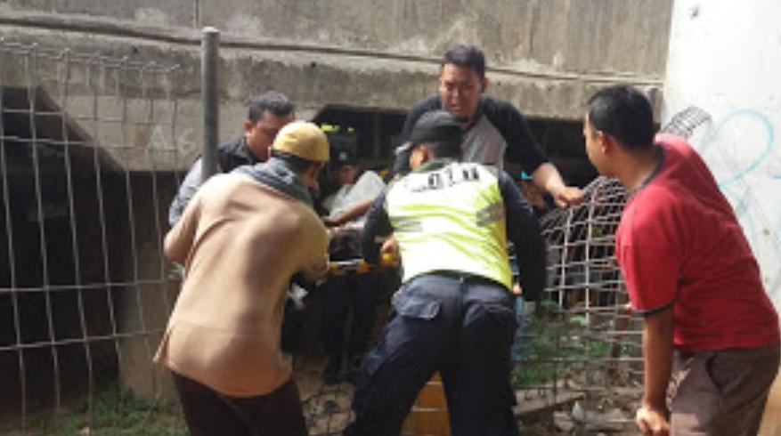 Miris, Ibu Wati Melahirkan Seorang Diri Di Kolong Jembatan Jakarta