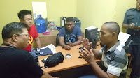 BERGAYA MEMAKAI KAOS LOGO PALU ARIT, WNA ASAL HONGKONG DI AMANKAN PETUGAS DI BATAM