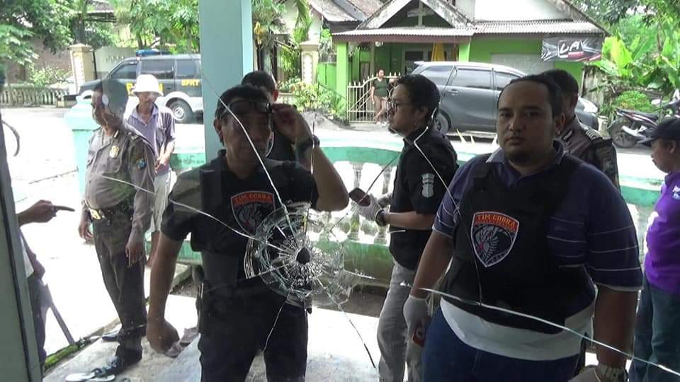 TIM COBRA POLRES LUMAJANG DITURUNKAN UNTUK UNGKAP PELAKU TEROR  DIDUGA PENEMBAKAN KE RUMAH WARGA