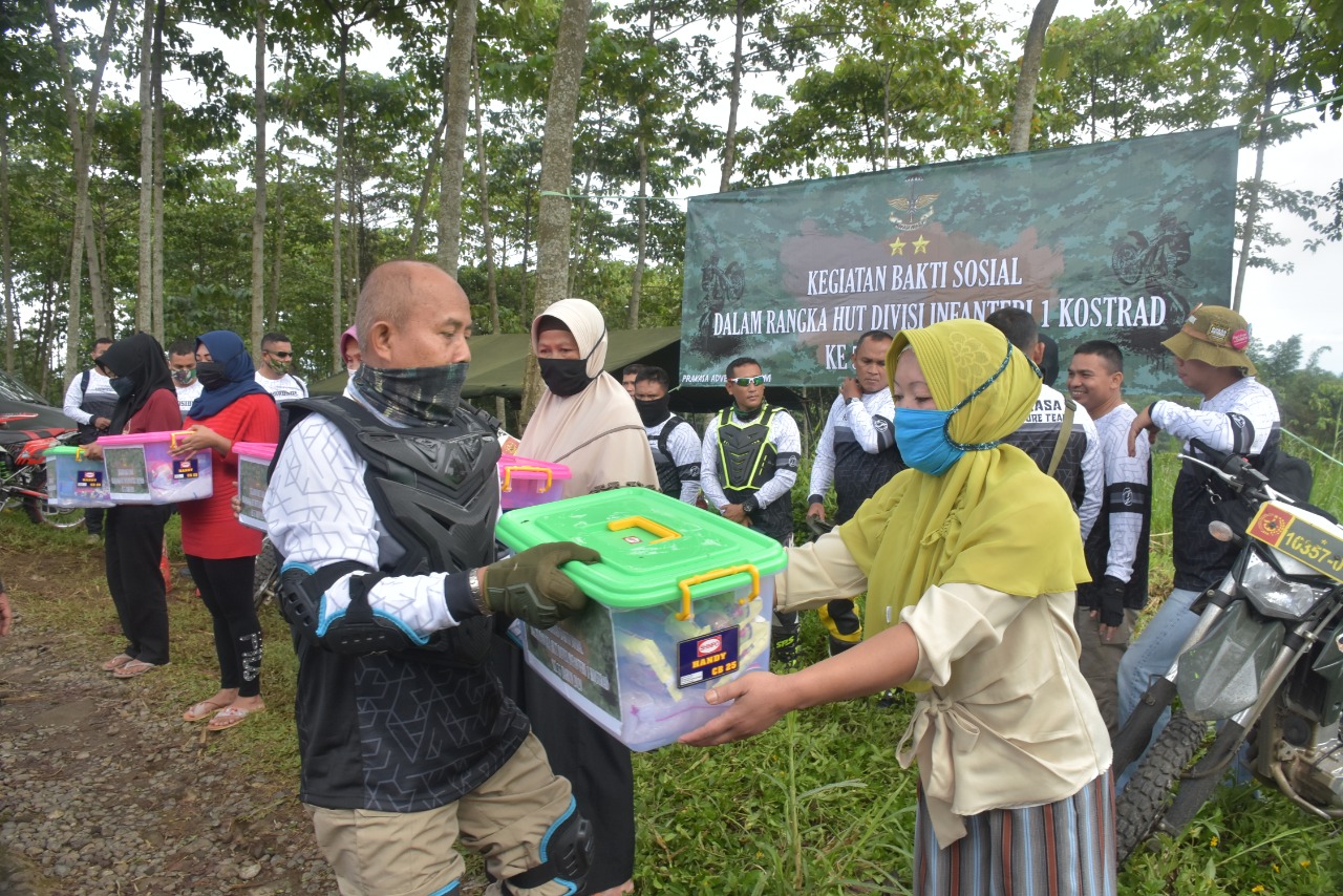 Divif 1 Kostrad Gelar Giat Bhakti Sosial Berbagi Sembako Sambut HUT Divif 1 Kostrad Ke-55 Tahun 2020