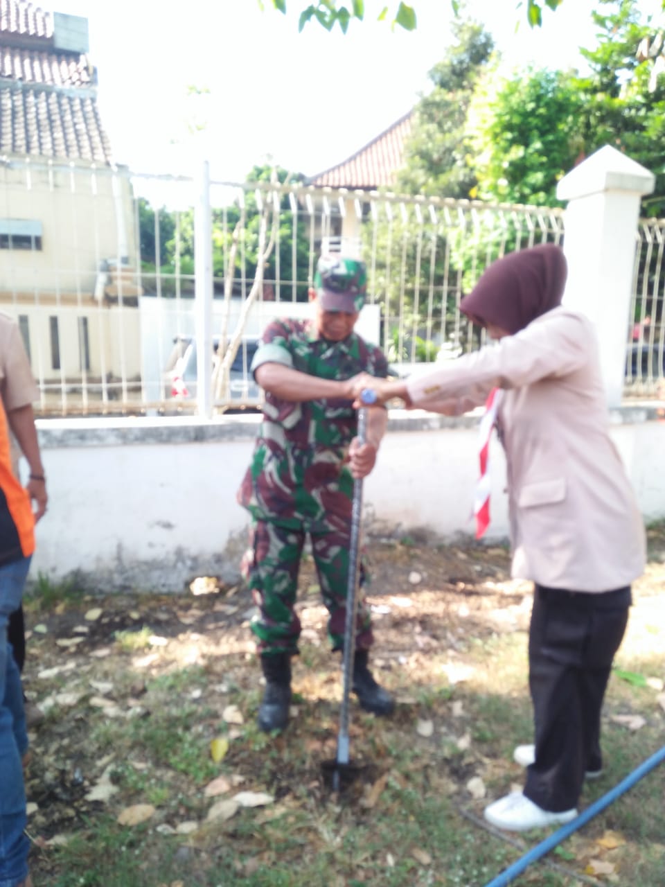 Babinsa Ikuti Apel Bersama Gerakan  Pramuka dan Pembuatan Lobang Biopori