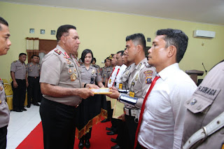 Kapoldasu Irjen Pol. Drs. Paulus Waterpauw beri Reward kepada 6 personil berprestasi di Polres Batubara  