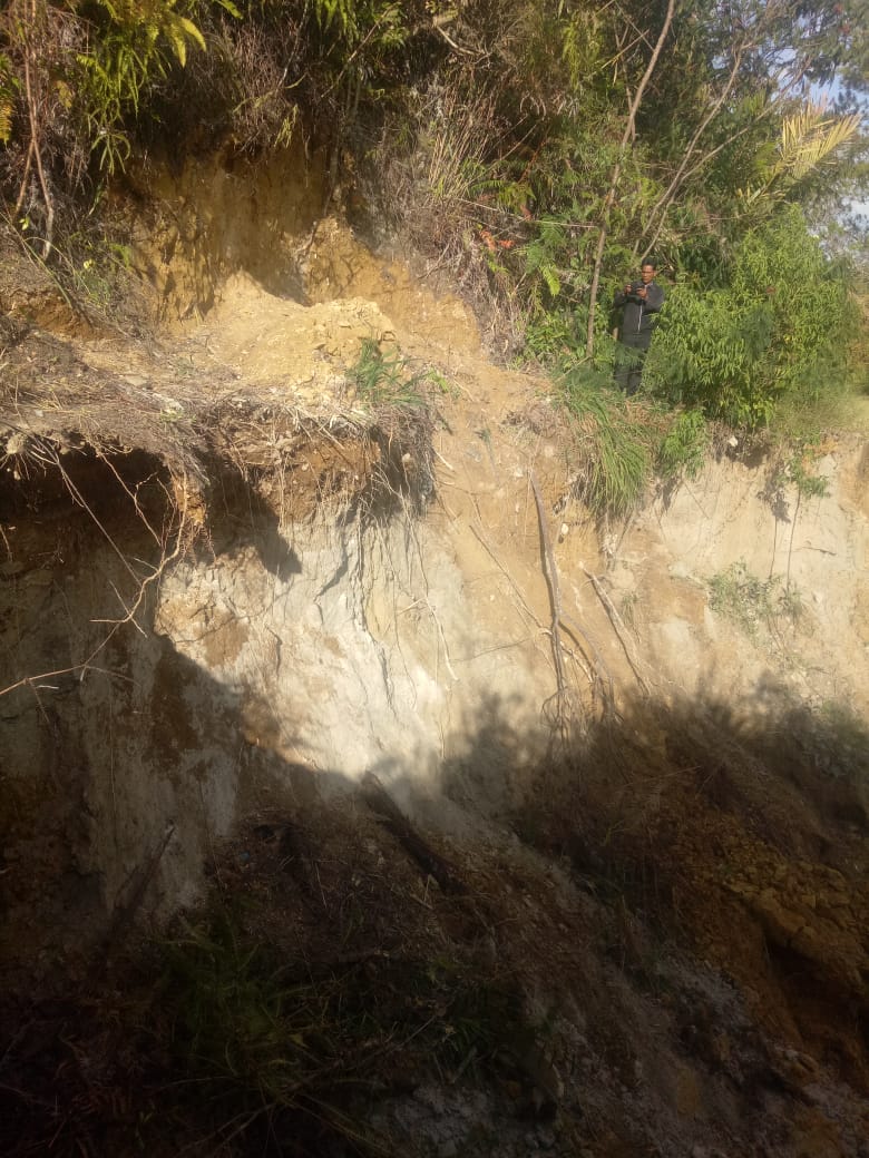 Jalan Desa Tornagodang-Sibosur ke Natumingka Putus Total, Kadesnya Korup Pemkab Tobasa pun Pura-pura Buta