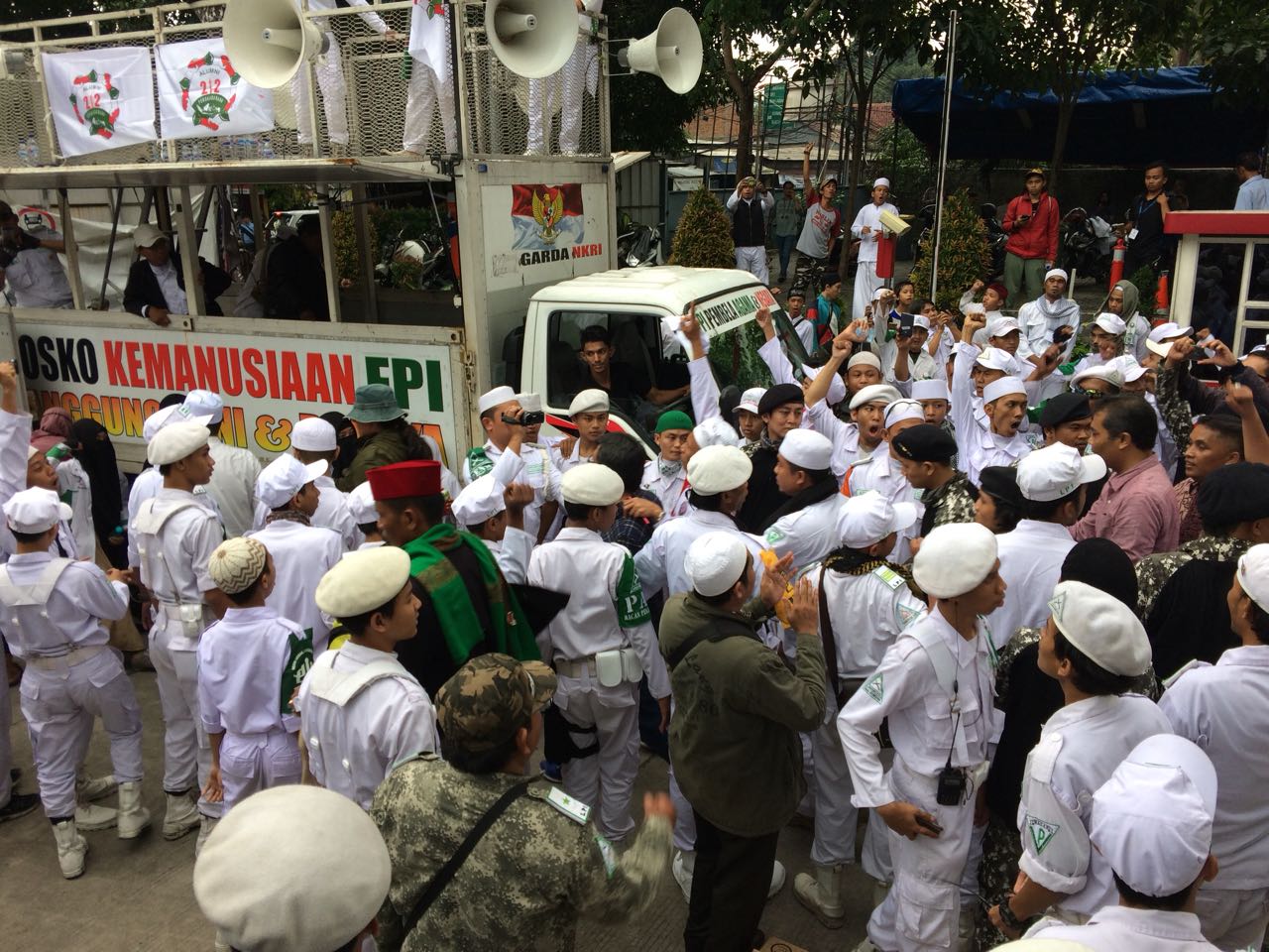 Laskar FPI Kepung Kantor Tempo, Tuntut Minta Maaf Atas Pelecehan IB HRS