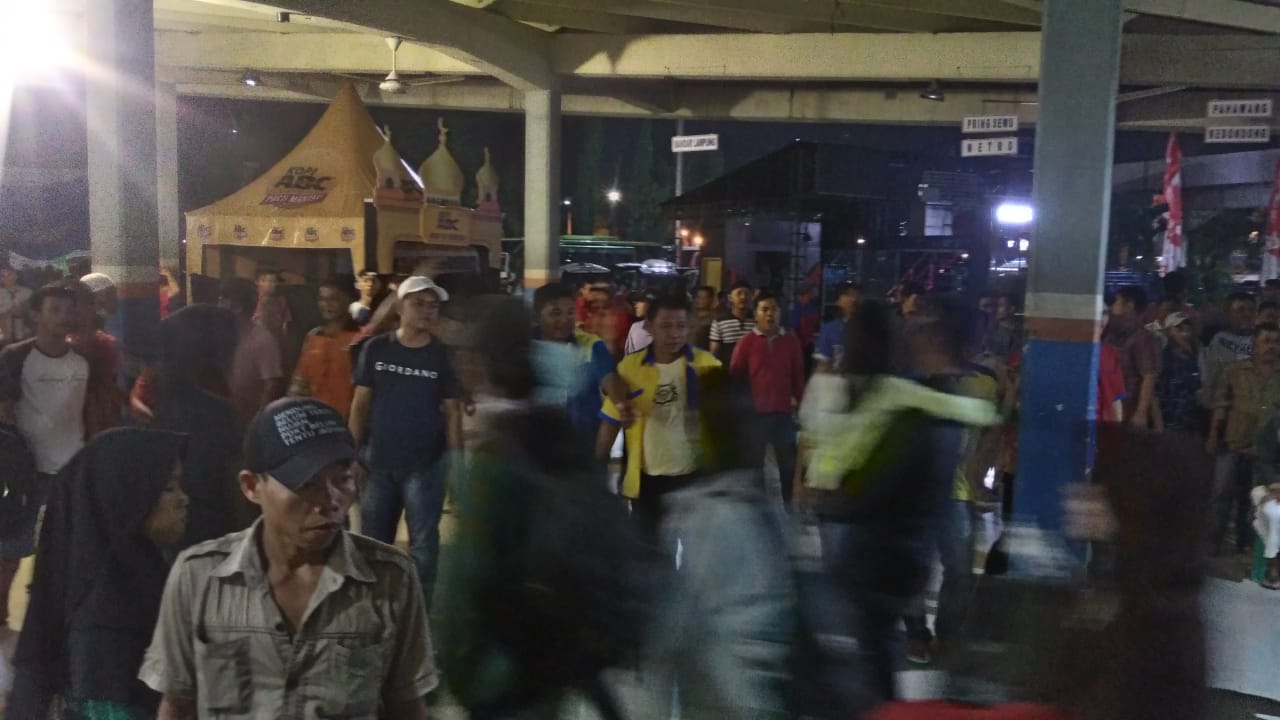 Ratusan Pemudik Kecewa Terlantar Dan Rawan Kriminal  Copet Di Terminal Pelabuhan Bakauheni Lampung Selatan 